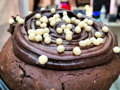 Nel giorno in cui visitiamo il negozio sono disponibili tra gli altri il chocolate cupcake cookie (farcito con crema di cioccolato)...(foto della pagina fb "Crumble cookies") 
